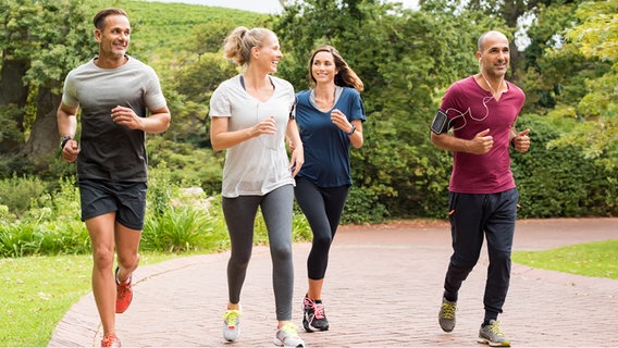 Zwei Männer und zwei Frauen joggen. © fotolia.com Foto: Rido