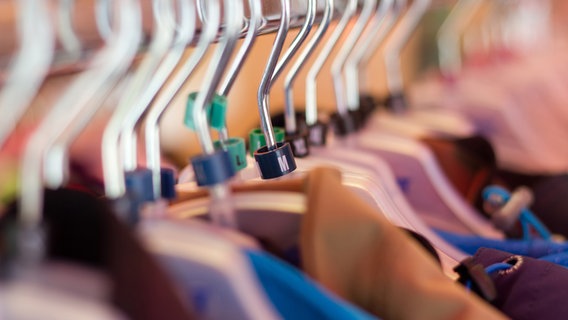 Kleiderbügel hängen an der Kleiderstange. © fotolia Foto: FSEID