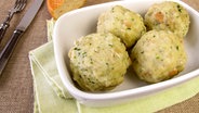 Semmelknödel in einer Schüssel angerichtet © Fotolia.com Foto: Heike Rau