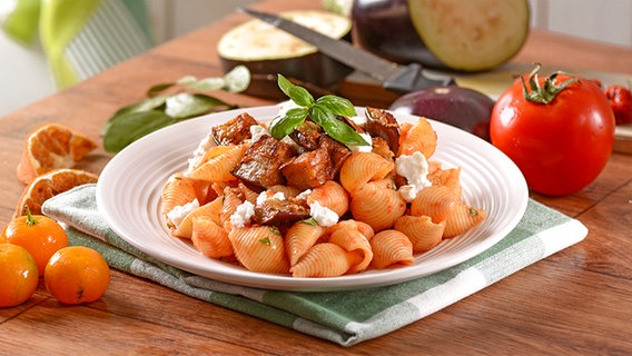 Pasta mit Auberginen in einem tiefen Teller angerichtet. © Fotolia.com Foto: al62