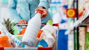 Gefüllter Einkaufswagen im Supermarkt © Fotolia.com Foto: stokkete