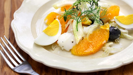 Ein Orange-Zwiebel-Salat mit Ei auf einem Teller angerichtet. © Fotolia.com Foto: uckyo