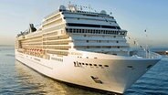 Die MSC Magnifica bei der Einfahrt in einen Hafen. © MSC Cruises Munchen 