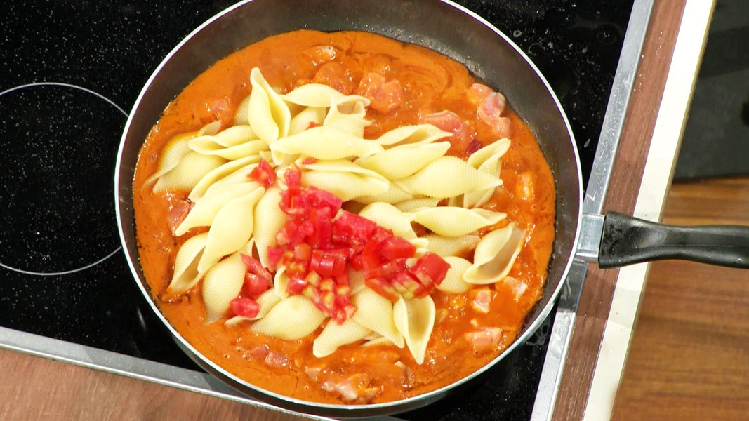 Muschelnudeln mit schneller Tomatensoße und Lachs | NDR.de - Ratgeber ...