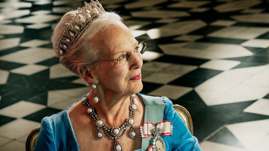 Königin Margrethe II. mit Krone lächelt und schaut nachdenklich im Profil 