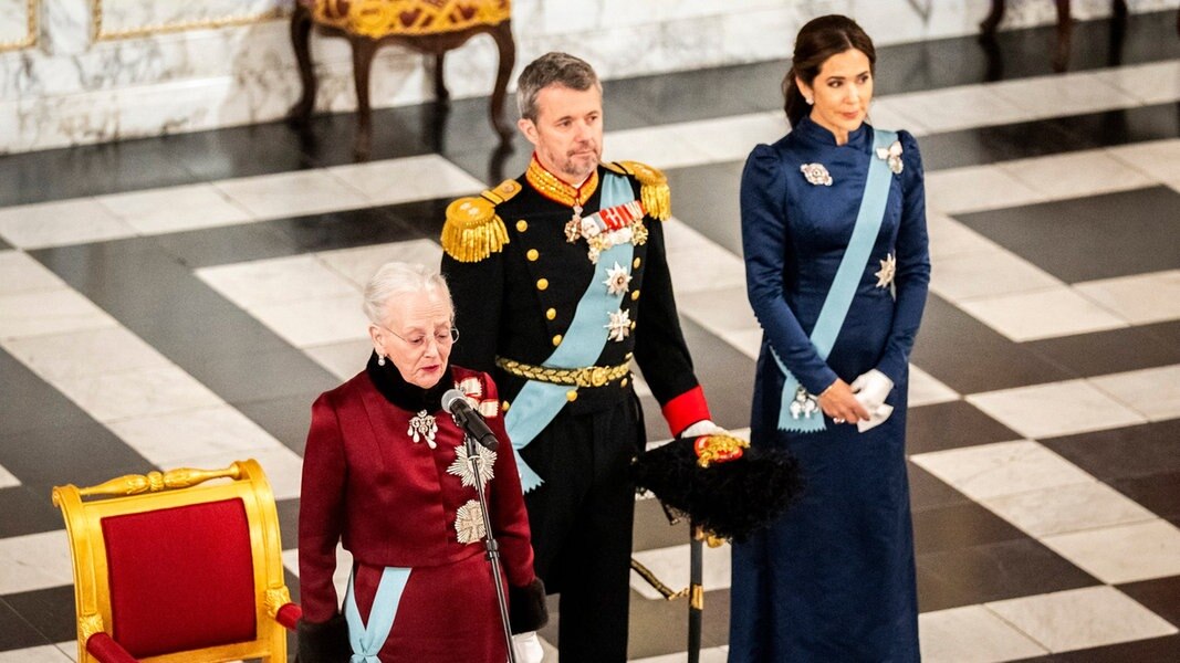 Königin Margrethe II. steht am Mikrofon bei einem Empfang im Schloss Christianborg im Januar 2024, daneben Kronprinz Frederik von Dänemark und Kronprinzessin Mary von Dänemark