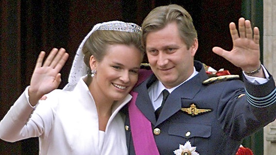 Prinz Philippe und Prinzessin Mathilde winken am 4. Dezember 1999 frisch verheiratet vom Balkon des Brüsseler Rathauses. © picture-alliance / dpa Foto: AFP Charlet