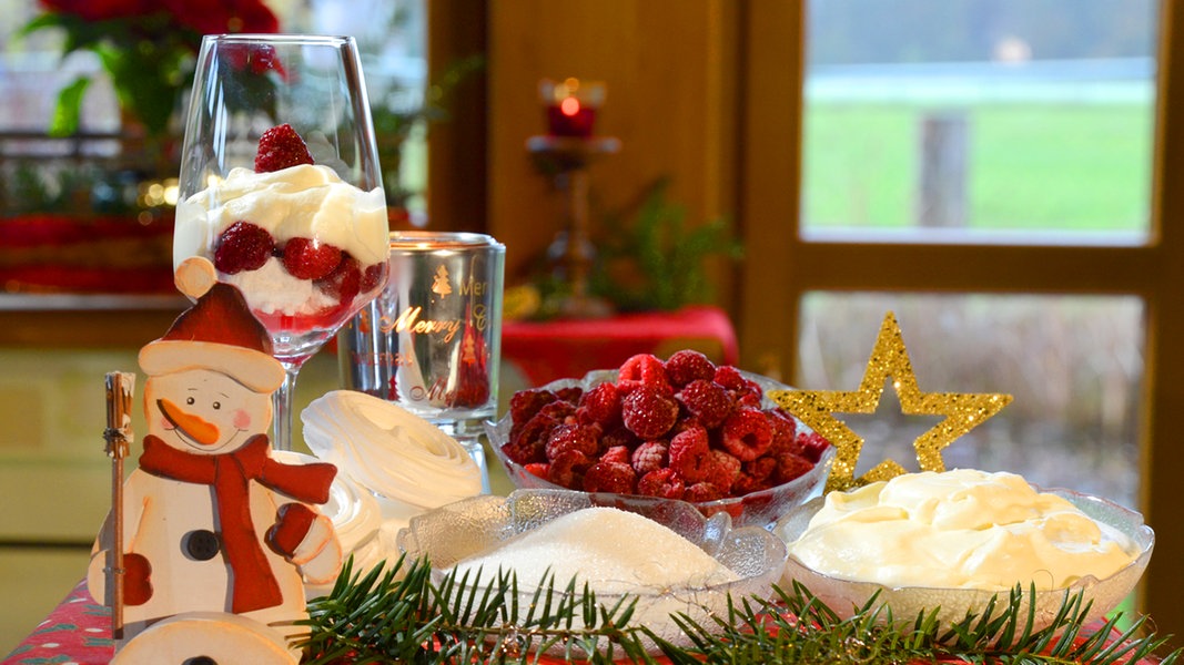 Dessert &amp;quot;Schneegestöber&amp;quot; mit Baiser und Himbeeren | NDR.de - Fernsehen ...