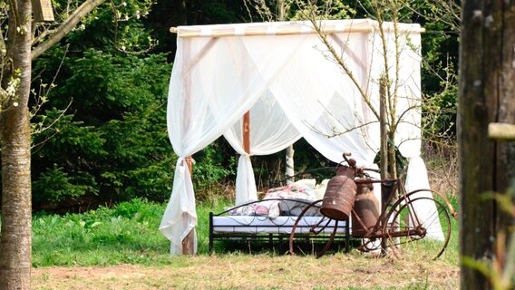 Das Himmelbett unter freiem Himmel lädt zum Verweilen ein. © NDR Foto: Helke Schulz Mönking