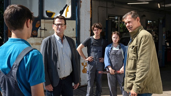 Finn (Sven Martinek) und Lars (Ingo Naujoks) berichten Tom (Julian König), Basti (Paul Stiehler) und Anna (Fine Sendel) vom Tod des Sozialarbeiters Rauh. © ARD/Marion von der Mehden 