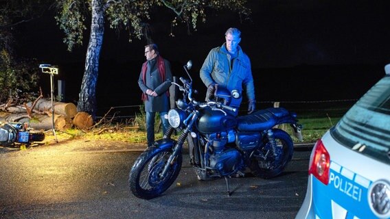 Der Inhaber eines neuen, großen Angelladens verunglückt tödlich mit seinem Motorrad. Finn (Sven Martinek) und Lars (Ingo Naujoks) wird schnell klar, dass jemand mit Streusplitt den Unfall herbeigeführt hat. © ARD/Thorsten Jander 