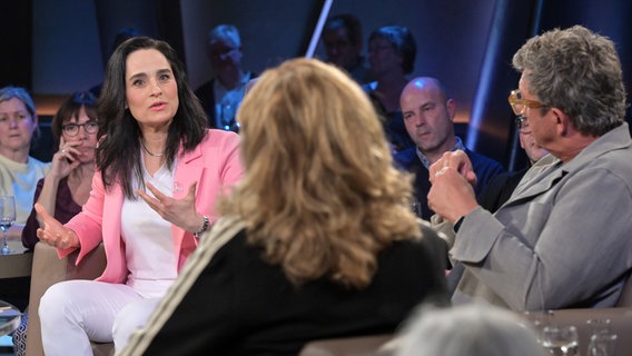 Die Hautärztin und Ernährungsmedizinerin Yael Adler ist zu Gast in der NDR Talk Show am 7. März 2025. © NDR Fernsehen/ Uwe Ernst Foto: Uwe Ernst