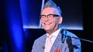 Der Musiker und Entertainer Götz Alsmann singt und spielt Klavier in der NDR Talk Show am 9. August 2024. © NDR Fernsehen/ Uwe Ernst Foto: Uwe Ernst