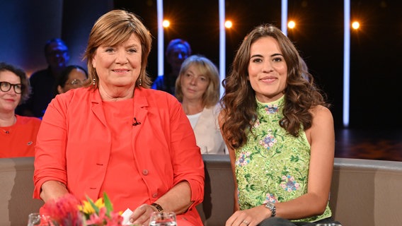 Die Moderatorinnen Christine Westermann und Mona Ameziane sind zu Gast in der NDR Talk Show am 19. Juli 2024. © NDR Fernsehen/Uwe Ernst Foto: Uwe Ernst