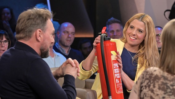 Die Feuerwehrfrau Theresa Balzer ist zu Gast in der NDR Talk Show am 7. März 2025. © NDR Fernsehen/ Uwe Ernst Foto: Uwe Ernst