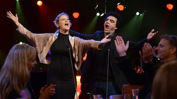 Barbara Schöneberger und Rolando Villazón singen gemeinsam in der NDR Talk Show am 21. Februar 2014. © NDR/Uwe Ernst Foto: Uwe Ernst