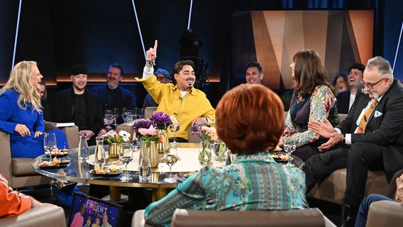 Der Comedian Tony Bauer ist zu Gast in der NDR Talk Show am 14. März 2025. © NDR Fernsehen/Uwe Ernst Foto: Uwe Ernst