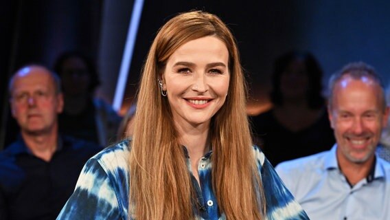 Die Moderatorin Katrin Bauerfeind ist zu Gast in der NDR Talk Show am 30. August 2024. © NDR Fernsehen/Uwe Ernst Foto: Uwe Ernst