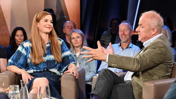 Die Moderatorin Katrin Bauerfeind ist zu Gast in der NDR Talk Show am 30. August 2024. © NDR Fernsehen/Uwe Ernst Foto: Uwe Ernst