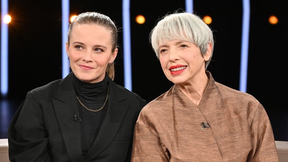 Die Schauspielerinnen Jasna Fritzi Bauer und Helen Schneider sind zu Gast in der NDR Talk Show am 29. November 2024. © NDR Fernsehen/ Uwe Ernst Foto: Uwe Ernst