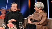 Die Schauspielerinnen Jasna Fritzi Bauer und Helen Schneider sind zu Gast in der NDR Talk Show am 29. November 2024. © NDR Fernsehen/ Uwe Ernst Foto: Uwe Ernst