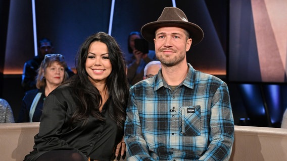 Die Sängerin Fernanda Brandão und der Abenteurer Roman Weber sind zu Gast in der NDR Talk Show am 13. Dezember 2024. © NDR Fernsehen/ Uwe Ernst Foto: Uwe Ernst