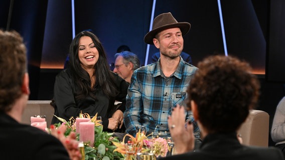 Die Sängerin Fernanda Brandão und der Abenteurer Roman Weber sind zu Gast in der NDR Talk Show am 13. Dezember 2024. © NDR Fernsehen/ Uwe Ernst Foto: Uwe Ernst