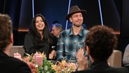 Die Sängerin Fernanda Brandão und der Abenteurer Roman Weber sind zu Gast in der NDR Talk Show am 13. Dezember 2024. © NDR Fernsehen/ Uwe Ernst Foto: Uwe Ernst