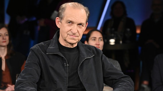 Der Schauspieler Peter Heinrich Brix ist zu Gast in der NDR Talk Show am 10. Januar 2025. © NDR Fernsehen/Uwe Ernst Foto: Uwe Ernst