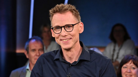 Der Sportexperte und ehemaliger Zehnkämpfer Frank Busemann ist zu Gast in der NDR Talk Show am 12. Juli 2024. © NDR Fernsehen/ Uwe Ernst Foto: Uwe Ernst