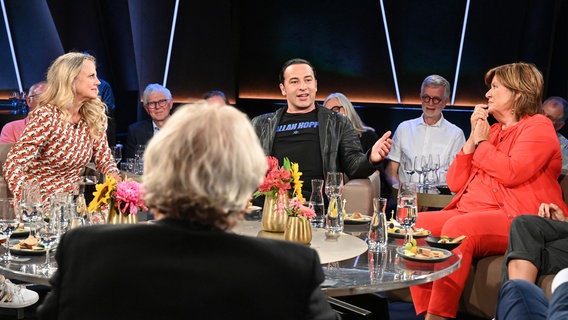 Der Comedian und Musiker Bülent Ceylan ist zu Gast in der NDR Talk Show am 19. Juli 2024. © NDR Fernsehen/Uwe Ernst Foto: Uwe Ernst