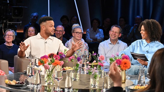 Der Comedian Cossu ist zu Gast in der NDR Talk Show am 16. August 2024. © NDR Fernsehen/ Markus Hertrich Foto: Markus Hertrich