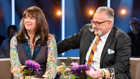 Das Naturforscher-Ehepaar Sarah Darwin und Johannes Vogel ist zu Gast in der NDR Talk Show am 14. März 2025. © NDR Fernsehen/Uwe Ernst Foto: Uwe Ernst