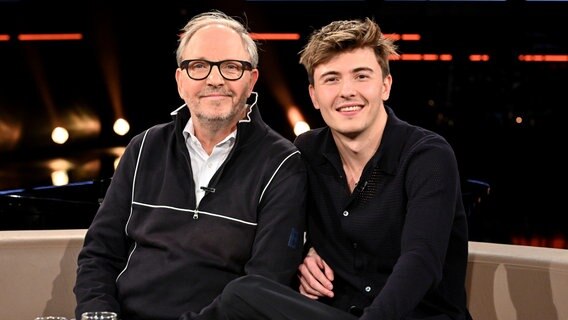 Der Musiker und Humorist Olli Dittrich und sein Sohn Jonathan Henrich sind zu Gast in der NDR Talk Show am 27. September 2024. © NDR Fernsehen/Uwe Ernst Foto: Uwe Ernst