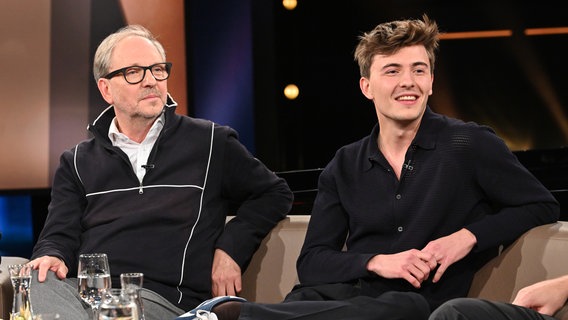 Der Musiker und Humorist Olli Dittrich und sein Sohn Jonathan Henrich sind zu Gast in der NDR Talk Show am 27. September 2024. © NDR Fernsehen/Uwe Ernst Foto: Uwe Ernst