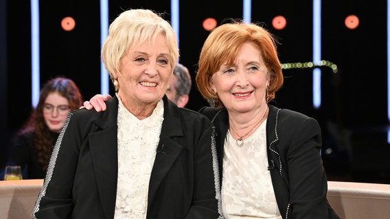 Die Musikerinnen Mary Dostal und Sylvia Wiggins sind zu Gast in der NDR Talk Show am 6. Dezember 2024. © NDR Fernsehen/Uwe Ernst Foto: Uwe Ernst