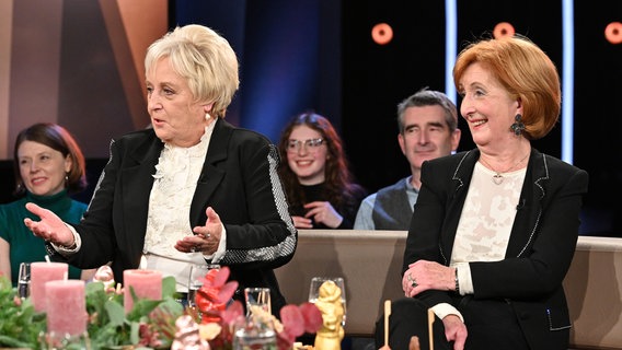 Die Musikerinnen Mary Dostal und Sylvia Wiggins sind zu Gast in der NDR Talk Show am 6. Dezember 2024. © NDR Fernsehen/Uwe Ernst Foto: Uwe Ernst