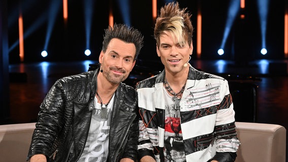 Die Magier Chris und Andreas Ehrlich sind als "Ehrlich Brothers" zu Gast in der NDR Talk Show am 4. Oktober 2024. © NDR Fernsehen/ Uwe Ernst Foto: Uwe Ernst