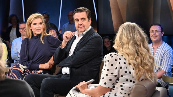 Die Comedians und Schauspieler Anke Engelke und Bastian Pastewka sind zu Gast in der NDR Talk Show am 30. August 2024. © NDR Fernsehen/Uwe Ernst Foto: Uwe Ernst