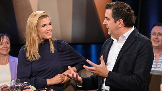 Die Comedians und Schauspieler Anke Engelke und Bastian Pastewka sind zu Gast in der NDR Talk Show am 30. August 2024. © NDR Fernsehen/Uwe Ernst Foto: Uwe Ernst