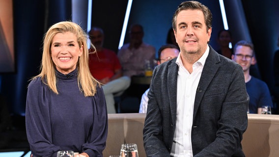 Die Comedians und Schauspieler Anke Engelke und Bastian Pastewka sind zu Gast in der NDR Talk Show am 30. August 2024. © NDR Fernsehen/Uwe Ernst Foto: Uwe Ernst