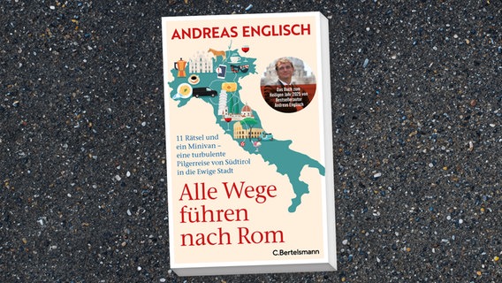 Zu sehen ist das Buchcover von "Alle Wege führen nach Rom. 11 Rätsel und ein Minivan - eine turbulente Pilgerreise von Südtirol in die Ewige Stadt" von Andreas Englisch, erschienen bei C.Bertelsmann. © Penguin Random House 