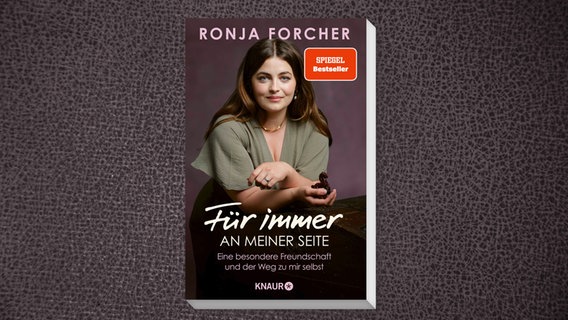 Zu sehen ist das Buchcover von Ronja Forchers Biografie "Für immer an meiner Seite. Eine besondere Freundschaft und der Weg zu mir selbst", erschienen bei Droemer Knaur. © Droemer Knaur 