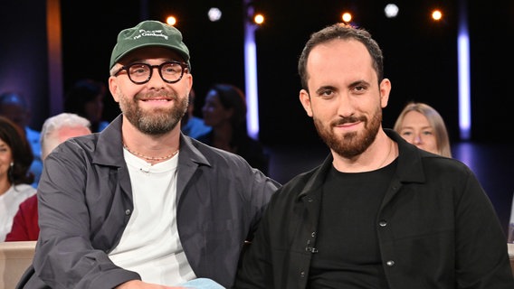 Der Musiker Mark Forster und der Pianist Igor Levit sind zu Gast in der NDR Talk Show am 30. August 2024. © NDR Fernsehen/Uwe Ernst Foto: Uwe Ernst