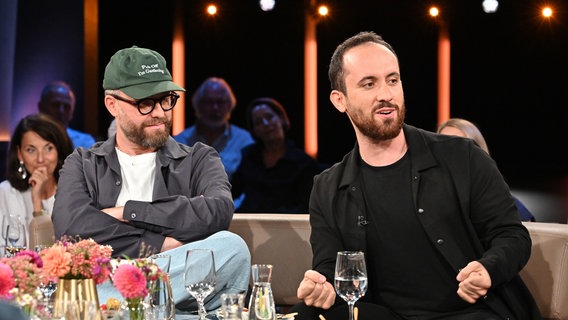 Der Musiker Mark Forster und der Pianist Igor Levit sind zu Gast in der NDR Talk Show am 30. August 2024. © NDR Fernsehen/Uwe Ernst Foto: Uwe Ernst