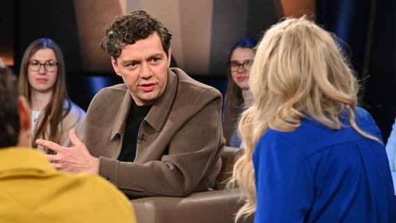 Der Schauspieler Christian Friedel ist zu Gast in der NDR Talk Show am 14. März 2025. © NDR Fernsehen/Uwe Ernst Foto: Uwe Ernst