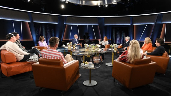 Die der NDR Talk Show am 6. Mai 2022 sitzen im Studio zusammen in der Gesprächsrunde. © NDR Fernsehen/Uwe Ernst Foto: Uwe Ernst