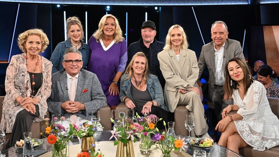 Bettina Tietjen und Laura Larsson im Gruppenbild mit den Gästen der NDR Talk Show am 9. August 2024. © NDR Fernsehen/ Uwe Ernst Foto: Uwe Ernst