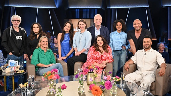 Aminata Belli und Hubertus Meyer-Burckhardt im Gruppenbild mit den Gästen der NDR Talk Show am 16. August 2024. © NDR Fernsehen/ Markus Hertrich Foto: Markus Hertrich