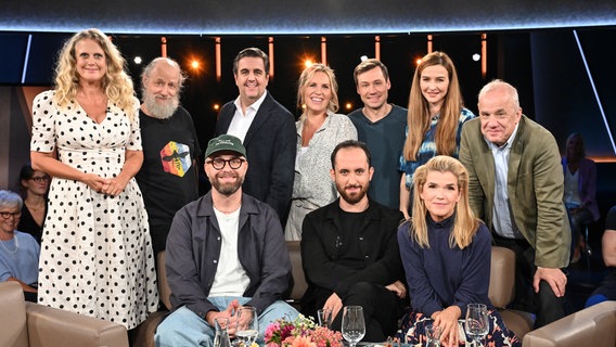 Barbara Schöneberger und Hubertus Meyer-Burckhardt im Gruppenbild mit den Gästen der NDR Talk Show am 30. August 2024. © NDR Fernsehen/Uwe Ernst Foto: Uwe Ernst